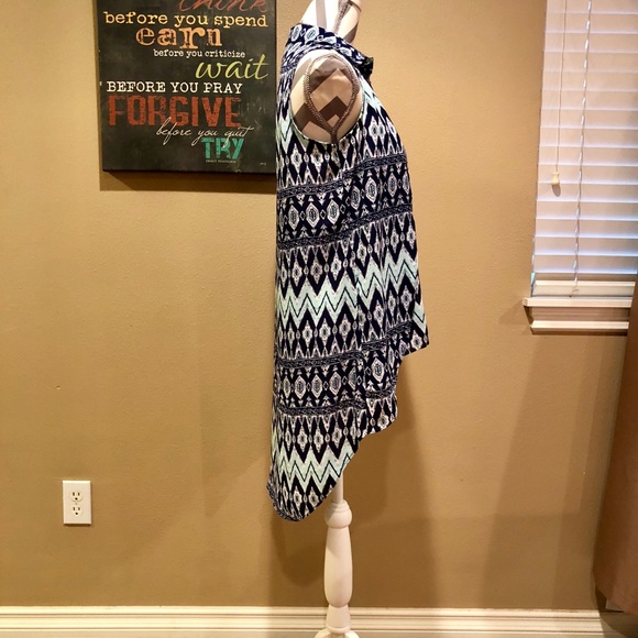 High-Low Sleeveless Blouse - Picture 4 of 5